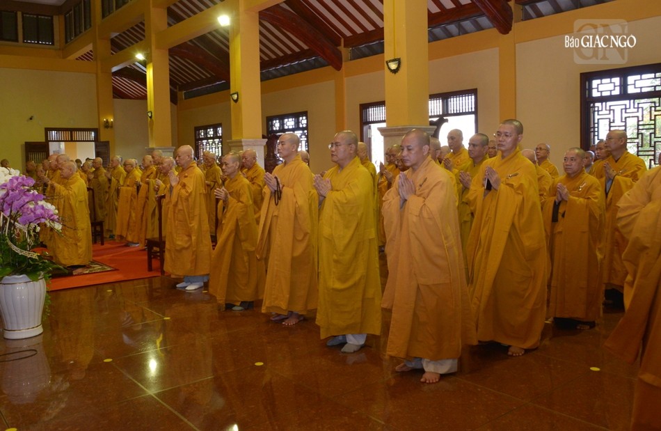 Chư tôn đức Hội đồng Trị sự, Ban Trị sự TP.HCM và các quận huyện, TP.Thủ Đức dâng nén tâm hương tưởng niệm