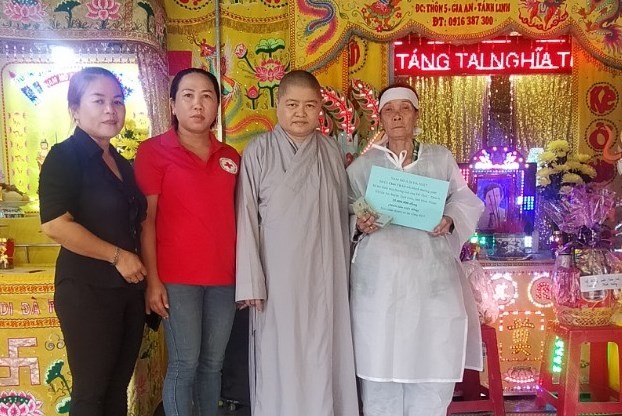 Hỗ trợ 15 triệu đồng đến gia đình ông Đỗ Thới - Ảnh: CTV Hỗ trợ 15 triệu đồng đến gia đình ông Đỗ Thới - Ảnh: CTV