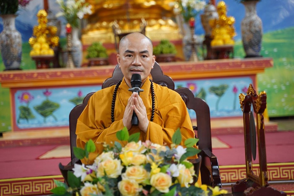 Đại đức Thích Quảng Nghĩa đăng đàn truyền giới cho các hành giả tu tập Bát Quan trai giới