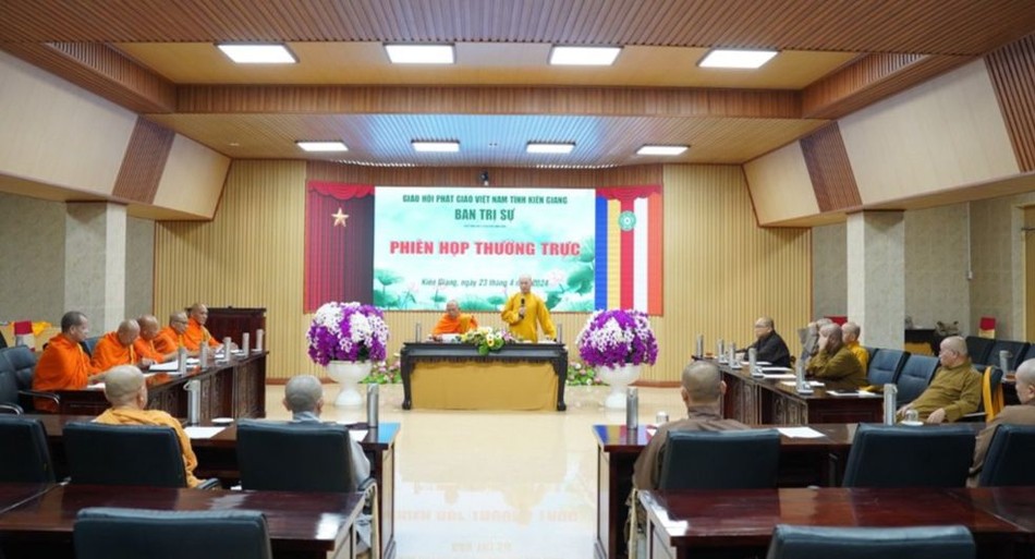 Thượng tọa Thích Minh Nhẫn thông tin kết quả hội nghị với chùa Phật giáo Nam tông Khmer Thượng tọa Thích Minh Nhẫn thông tin kết quả hội nghị với chùa Phật giáo Nam tông Khmer