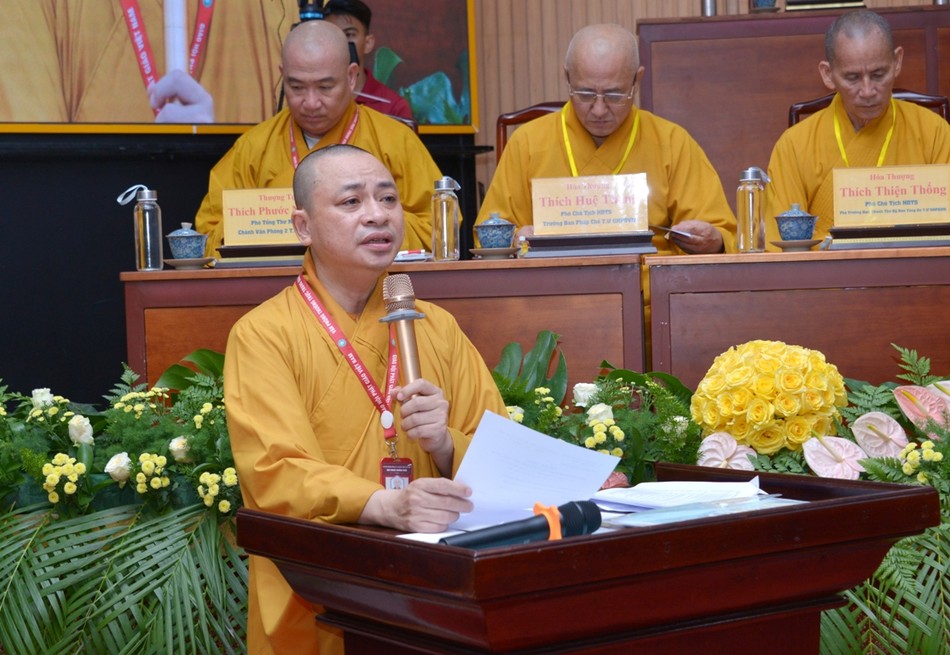 Thượng tọa Thích Quảng Tiến dẫn chương trình Thượng tọa Thích Quảng Tiến dẫn chương trình