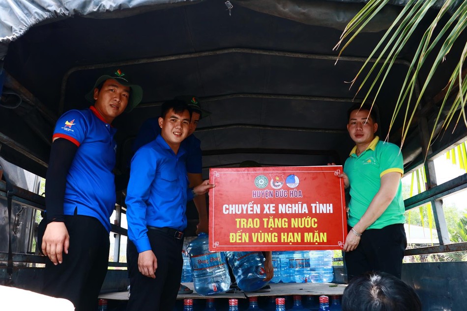 Chuyến xe nghĩa tình chyển nước ngọt đến bà con khó khăn vùng hạn mặn Chuyến xe nghĩa tình chyển nước ngọt đến bà con khó khăn vùng hạn mặn