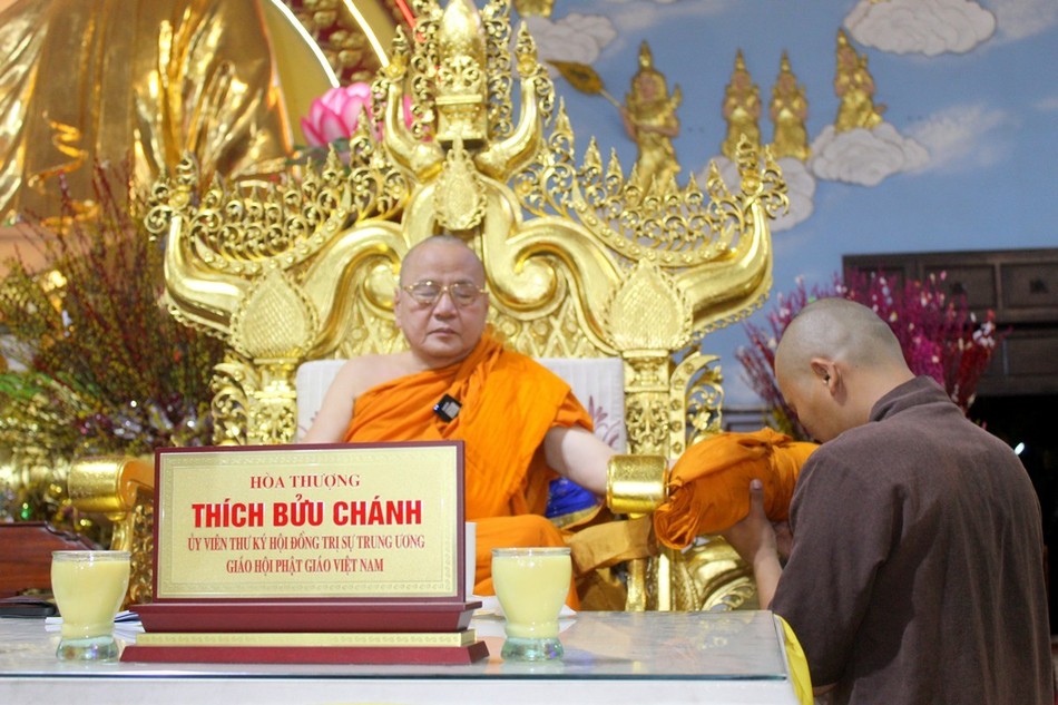 Hòa thượng Thích Bửu Chánh truyền y đến giới tử