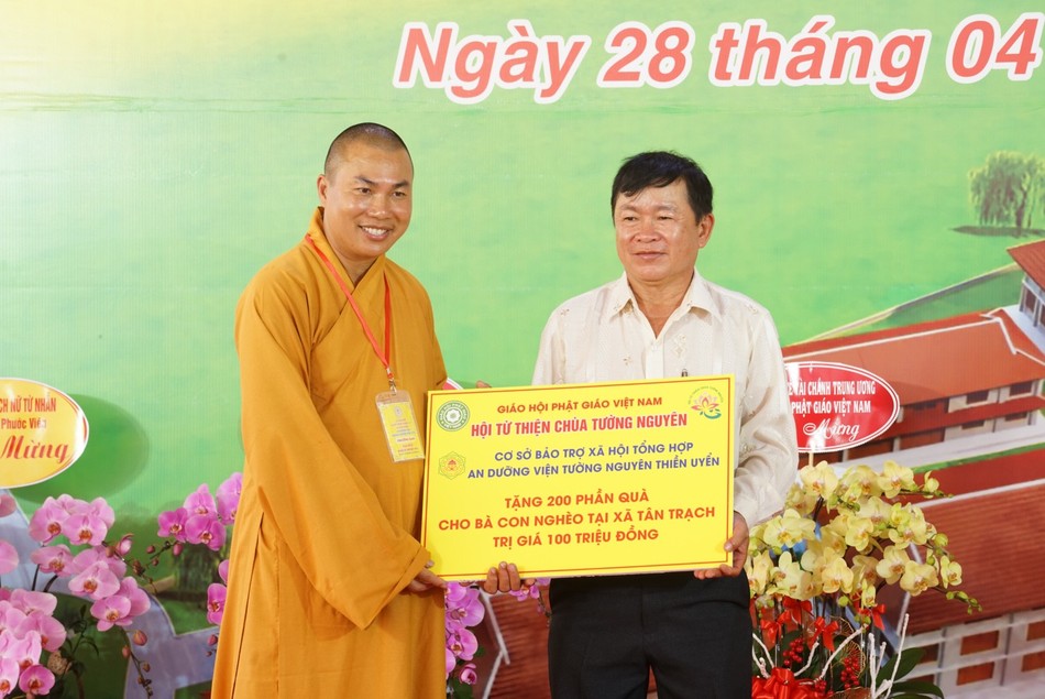 Trao 200 phần quà tại địa phương