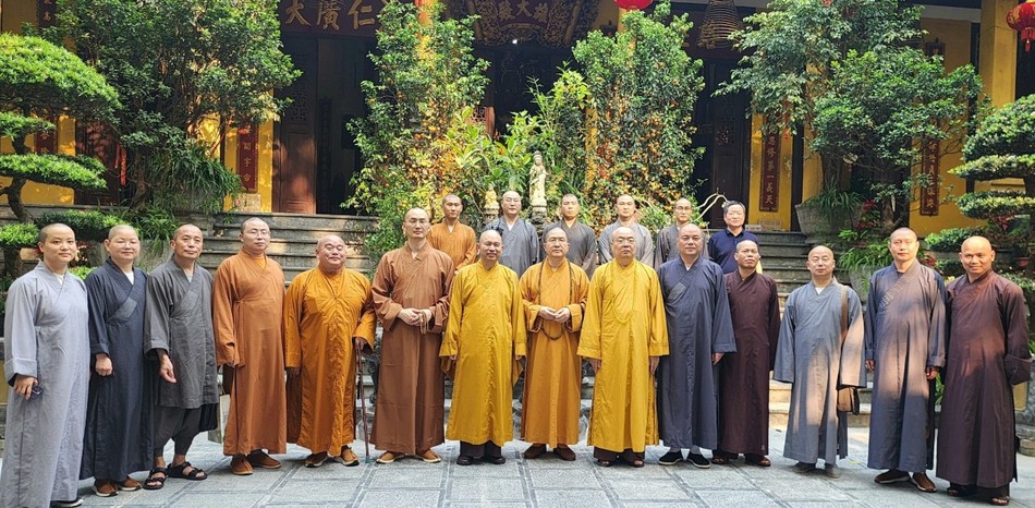 Chụp ảnh lưu niệm trước Trụ sở T.Ư GHPGVN - chùa Quán Sứ Chụp ảnh lưu niệm trước Trụ sở T.Ư GHPGVN - chùa Quán Sứ