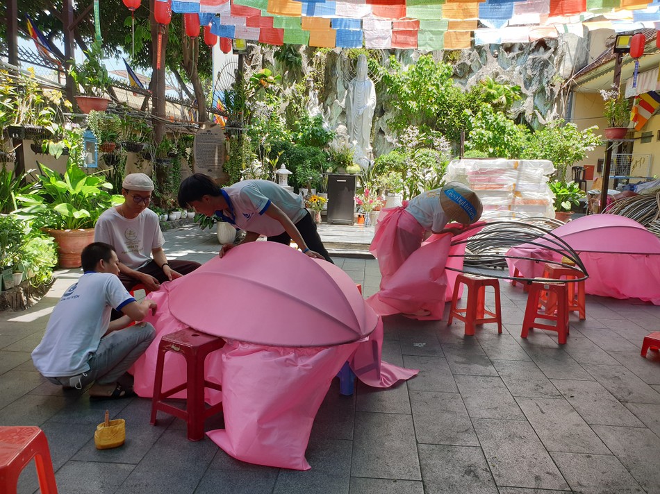 Các tình nguyện viên tích cực gia cố các cánh sen chuẩn bị Kính mừng Phật đản trên dòng kênh Nhiêu Lộc Các tình nguyện viên tích cực gia cố các cánh sen chuẩn bị Kính mừng Phật đản trên dòng kênh Nhiêu Lộc