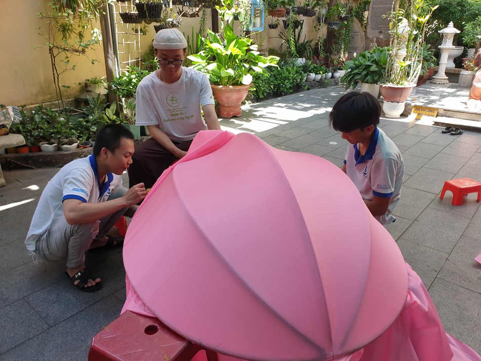 Phật tử của tu viện cùng gia cố các cánh sen hồng Kính mừng Phật đản tại TP.HCM Phật tử của tu viện cùng gia cố các cánh sen hồng Kính mừng Phật đản tại TP.HCM