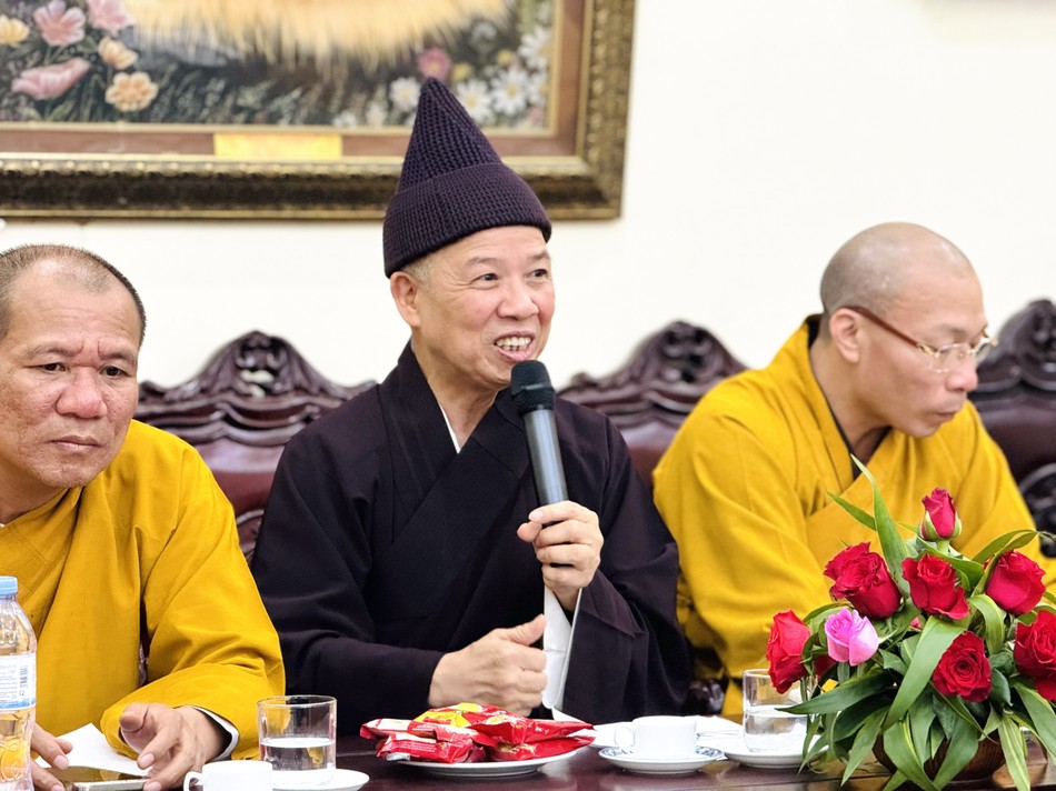 Hòa thượng Thích Thanh Quyết chủ trì buổi họp