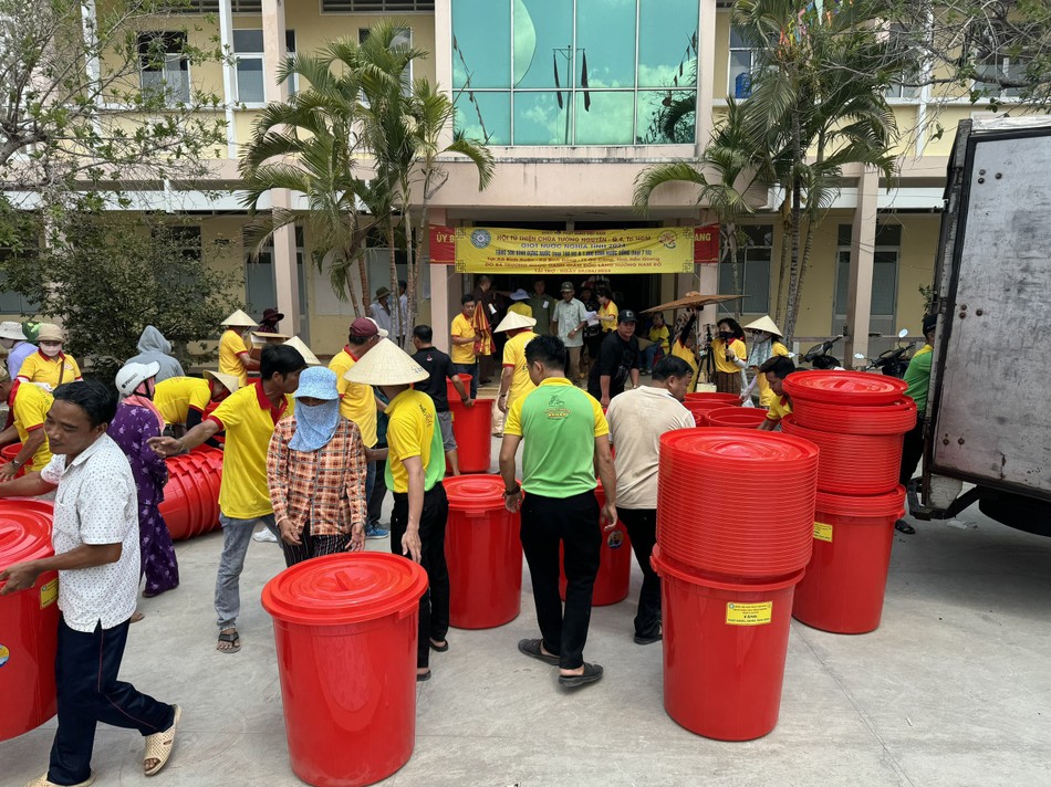 Đoàn tặng xô và nước ngọt cho người dân H.Gò Công Đông - Ảnh: TN Đoàn tặng xô và nước ngọt cho người dân H.Gò Công Đông - Ảnh: TN