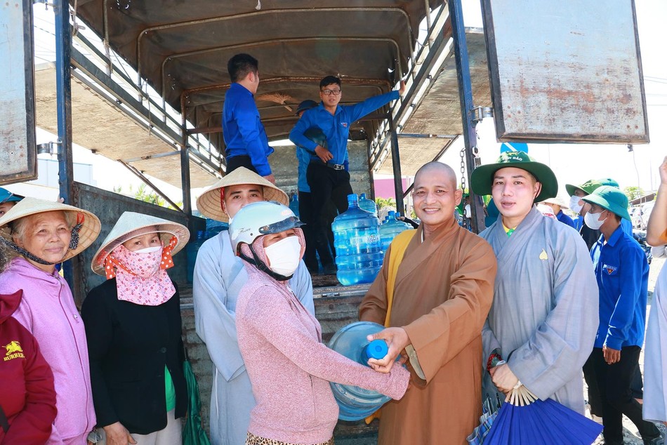 Đại đức Thích Lệ Duyên, Trưởng ban Trị sự H.Đức Hòa trao nước ngọt đến bà con