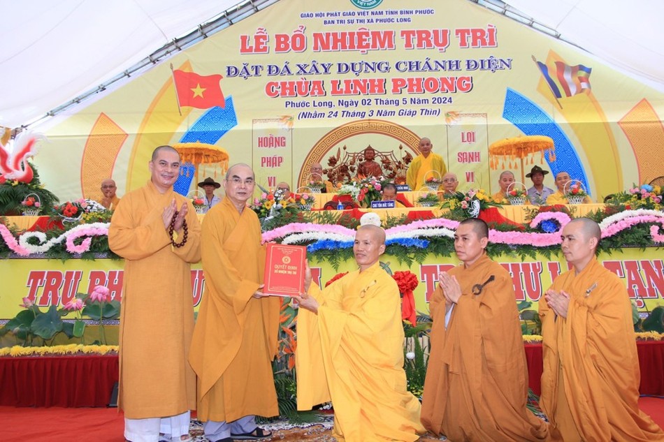 Thượng tọa Thích Tỉnh Cường trao quyết định đến Đại đức Thích Nguyên Thành Thượng tọa Thích Tỉnh Cường trao quyết định đến Đại đức Thích Nguyên Thành