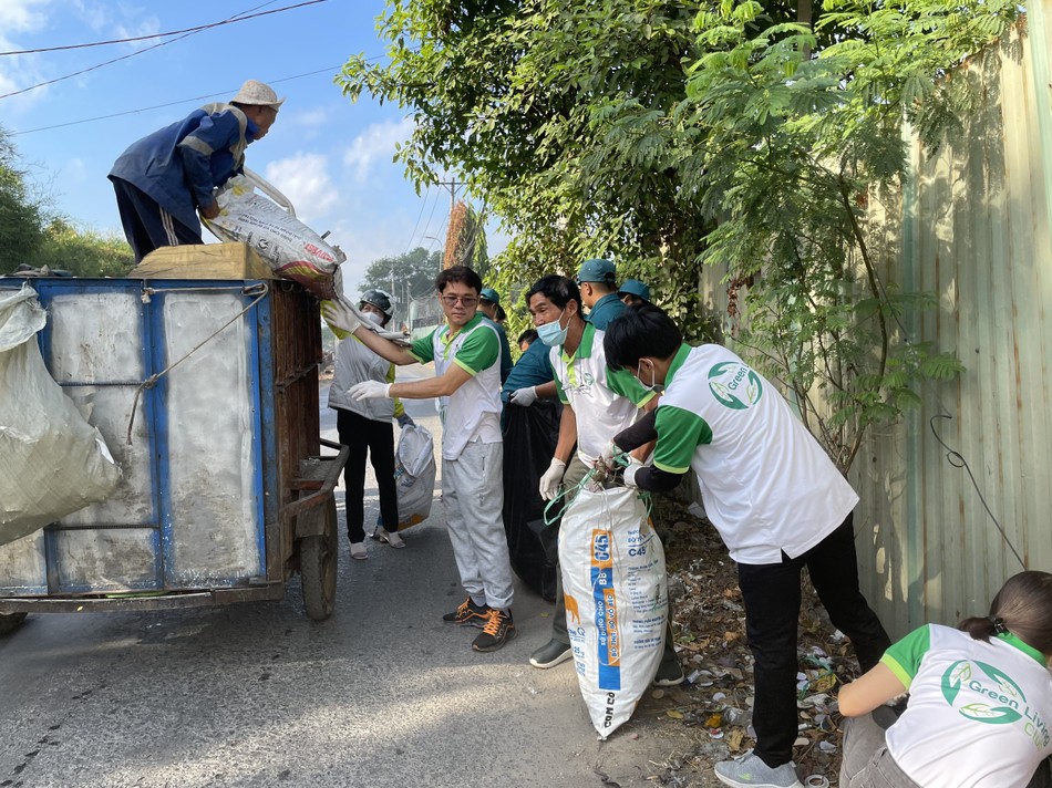 Câu lạc bộ Thực hành sống xanh dọn rác ở xã Vĩnh Lộc A - Ảnh: B.H
