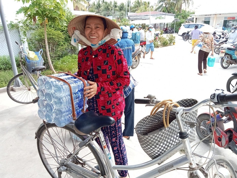 Đại diện một hộ dân vui mừng nhận lốc nước từ đoàn Linh Quang tịnh xá Đại diện một hộ dân vui mừng nhận lốc nước từ đoàn Linh Quang tịnh xá