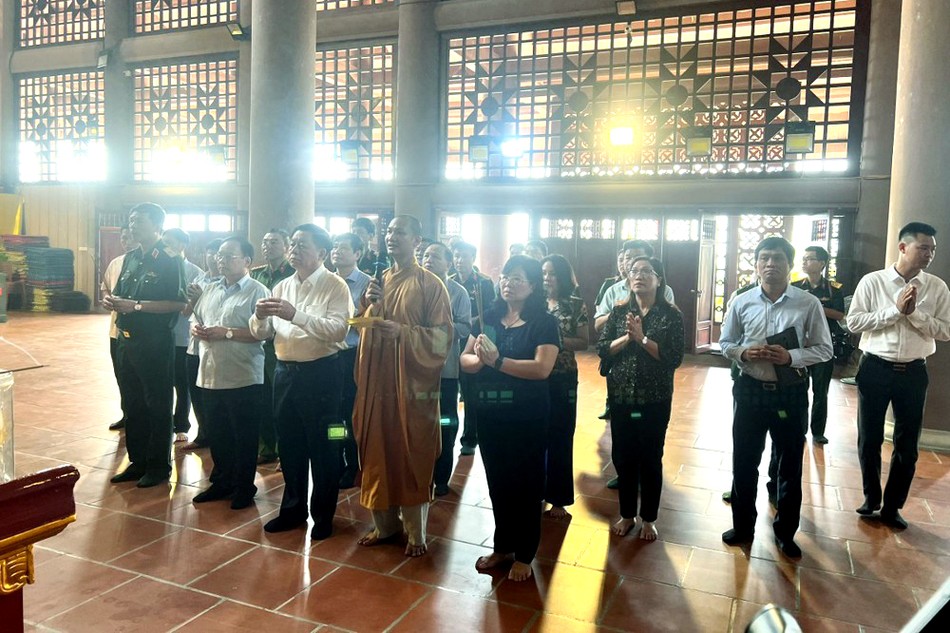 Phái đoàn dâng hương Tam bảo tại chánh điện chùa Linh Quang Phái đoàn dâng hương Tam bảo tại chánh điện chùa Linh Quang