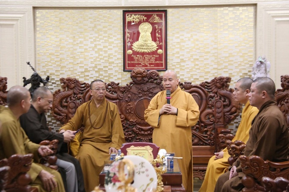 Thượng tọa Thích Nguyên Hiếu, trụ trì chùa Vạn Quốc Phật Thành giới thiệu đôi nét về chùa