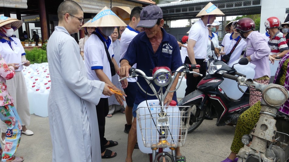 Bà con H.Gò Công Tây đến nhận nước ngọt cho gia đình