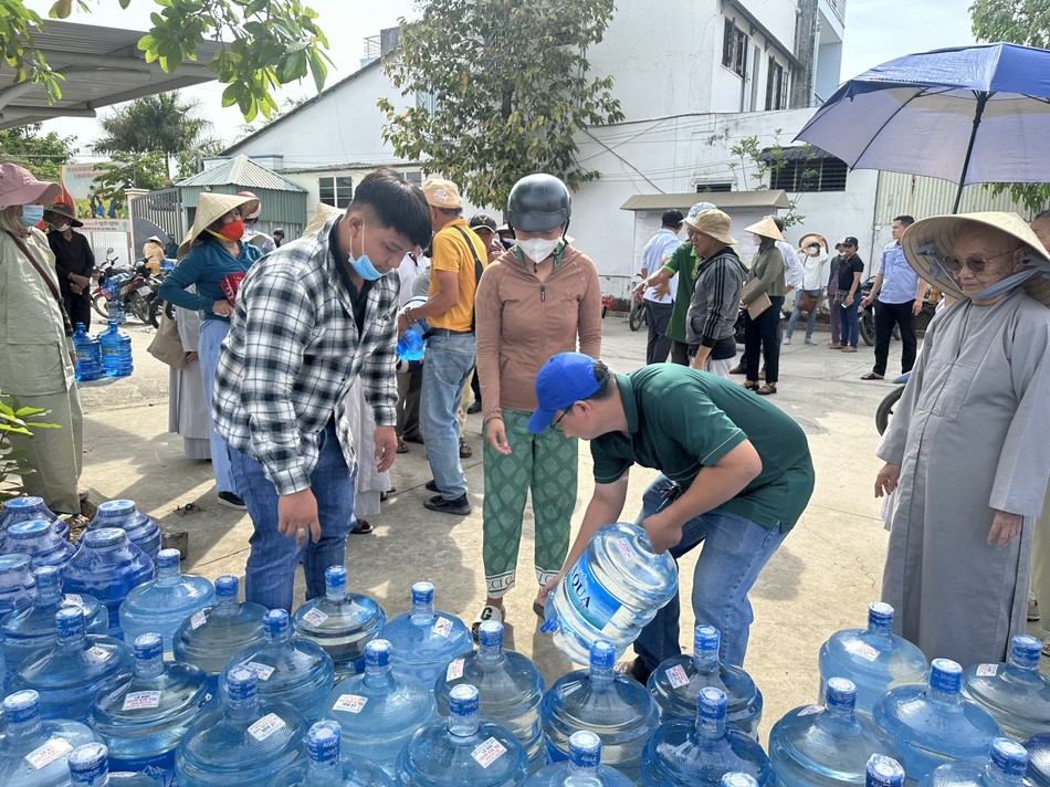 Đoàn từ thiện trao ngước lọc đến bà con H.Cần Đước, tỉnh Long An - Ảnh: T.N Đoàn từ thiện trao ngước lọc đến bà con H.Cần Đước, tỉnh Long An - Ảnh: T.N