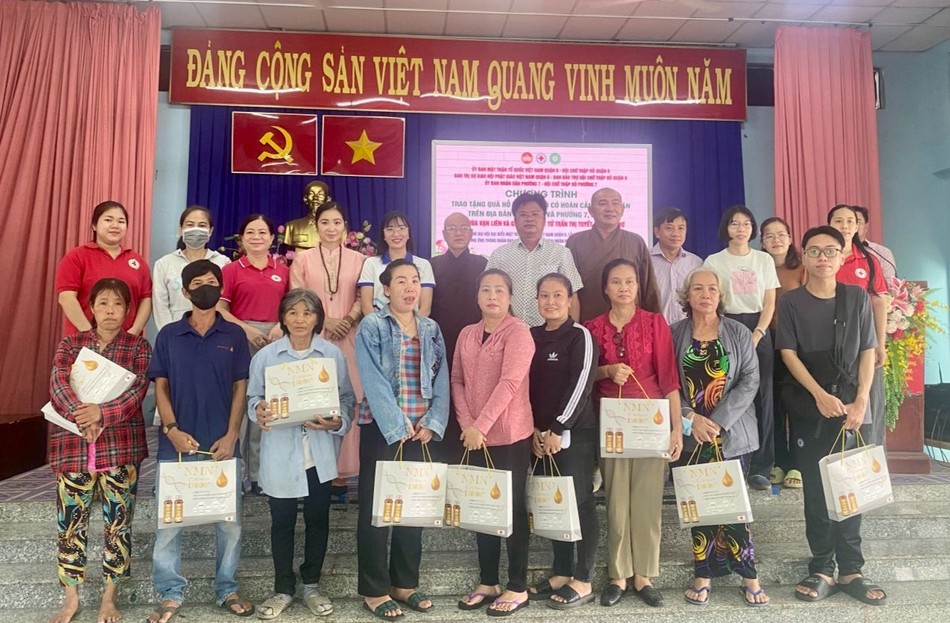 Đoàn trao quà đến người nghèo xã Tân Chánh