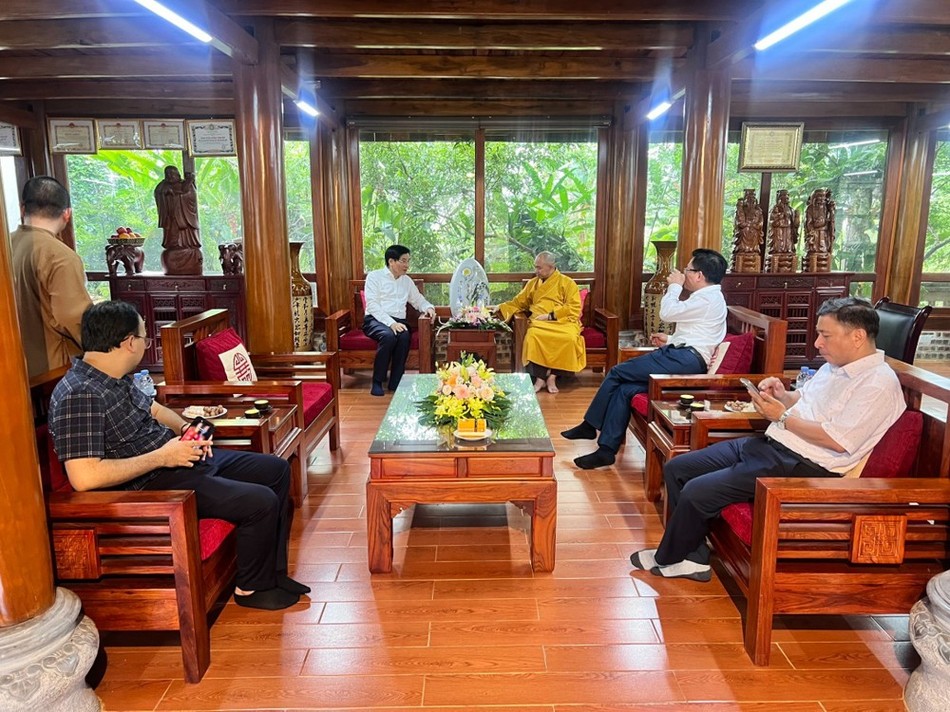 Thượng tọa Thích Đức Thiện trao đổi với ông Trần Văn Sơn, Bộ trưởng, Chủ nhiệm Văn phòng Chính phủ