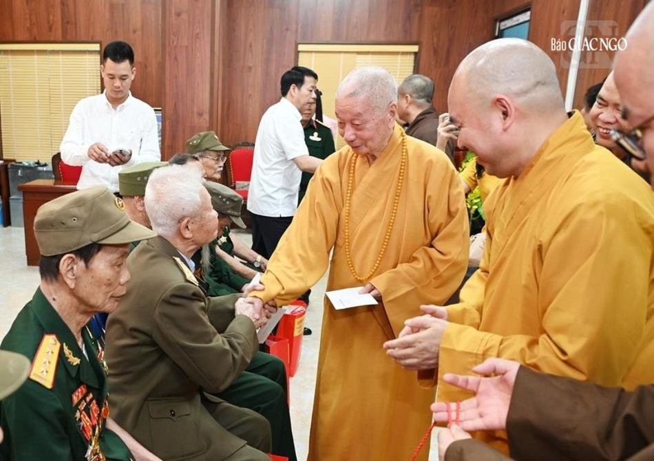 Đức Pháp chủ trao quà đến các chiến sĩ, thanh niên xung phong trực tiếp tham gia Chiến dịch Điện Biên Phủ năm nay đã trên dưới 90 tuổi Đức Pháp chủ trao quà đến các chiến sĩ, thanh niên xung phong trực tiếp tham gia Chiến dịch Điện Biên Phủ năm nay đã trên dưới 90 tuổi