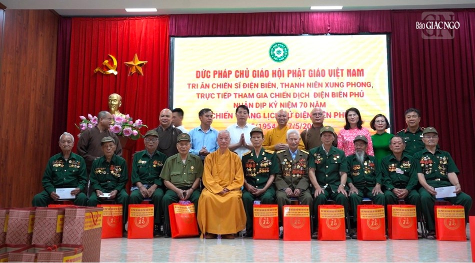 Đức Pháp chủ chụp ảnh lưu niệm cùng cựu chiến binh Đức Pháp chủ chụp ảnh lưu niệm cùng cựu chiến binh