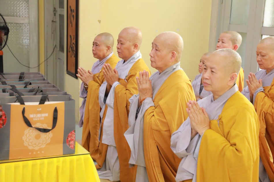 Đại diện Ban Quản trị, môn đồ pháp quyến tác bạch cúng dường trai tăng - Ảnh: T.N Đại diện Ban Quản trị, môn đồ pháp quyến tác bạch cúng dường trai tăng - Ảnh: T.N