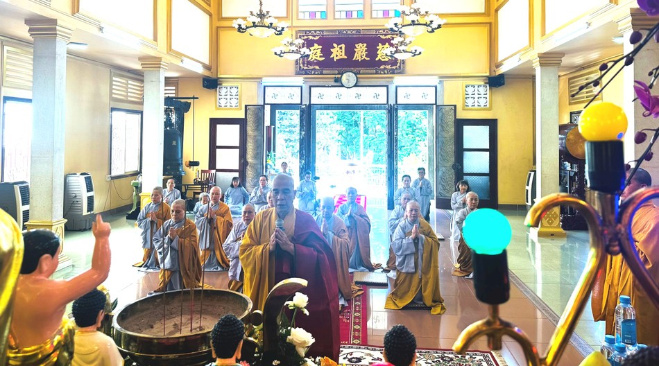 Thượng tọa Thích Quảng Chơn thực hiện các nghi thức thiền môn Thượng tọa Thích Quảng Chơn thực hiện các nghi thức thiền môn