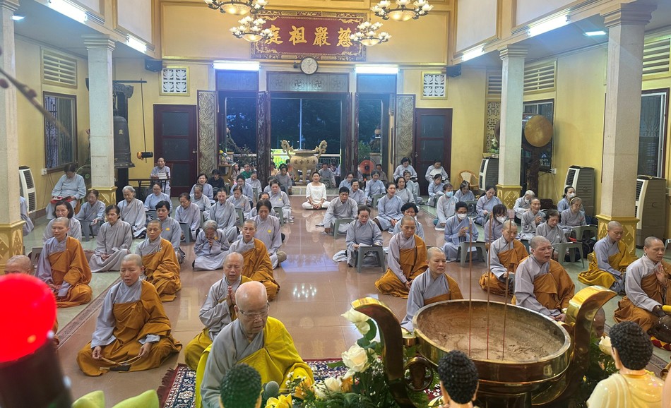 Chư Ni, Phật tử thực hiện khóa lễ cúng dường Chư Ni, Phật tử thực hiện khóa lễ cúng dường