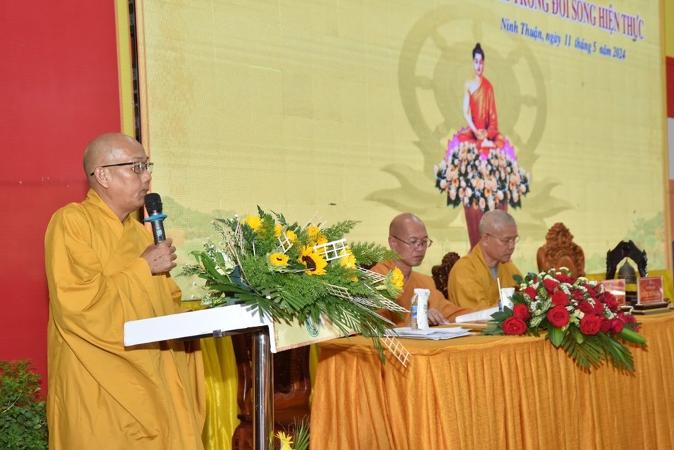 Thượng tọa Thích Hạnh Tú phát biểu đề dẫn Thượng tọa Thích Hạnh Tú phát biểu đề dẫn