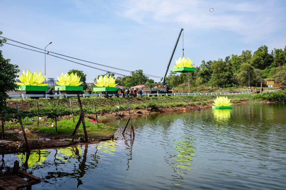 Lễ thắp sáng 7 đóa hoa sen trên hồ Nhân Cơ vào lúc 18 giờ 30 ngày 8-4-Giáp Thìn (15-5)