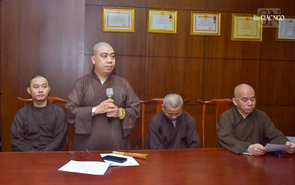 Đại đức Thích Trung Hiếu phát biểu đóng góp tại buổi họp Đại đức Thích Trung Hiếu phát biểu đóng góp tại buổi họp