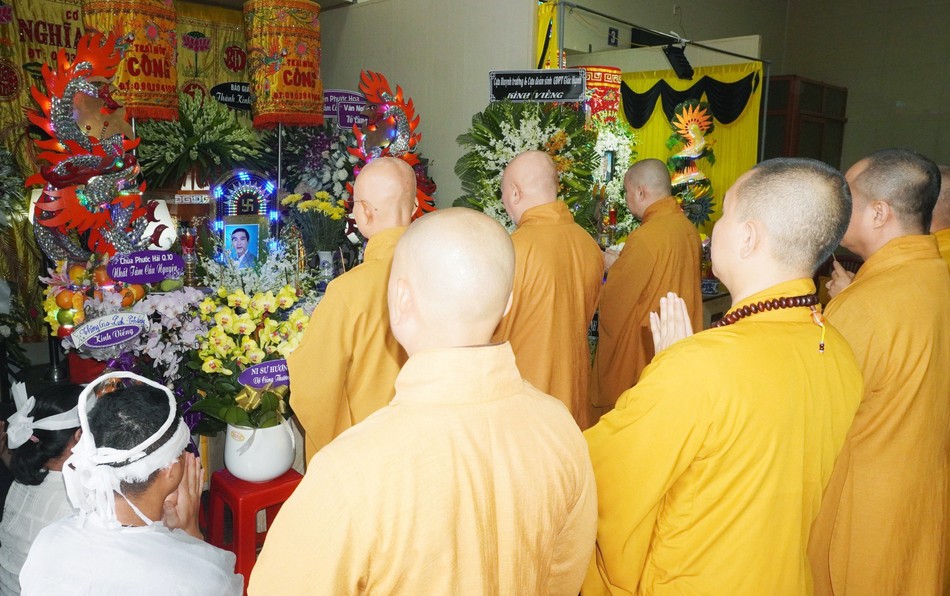 Chư tôn đức cử hành thời kinh cầu nguyện Chư tôn đức cử hành thời kinh cầu nguyện