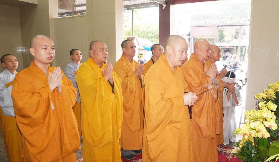 Chư tôn đức cử hành thời kinh cầu nguyện trước Linh đài nhạc sĩ Giác An Chư tôn đức cử hành thời kinh cầu nguyện trước Linh đài nhạc sĩ Giác An