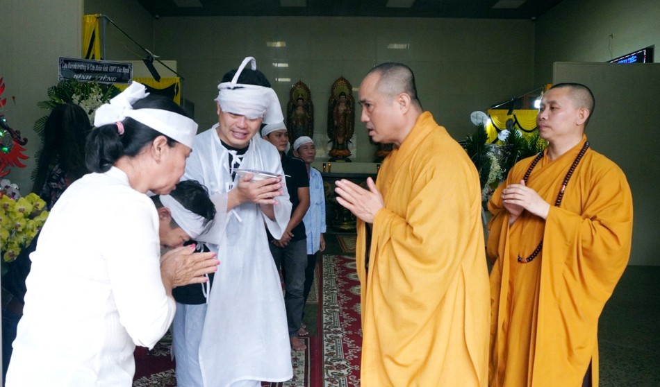 Phân ưu cùng tang quyến về sự mất mát lớn lao của gia đình Phân ưu cùng tang quyến về sự mất mát lớn lao của gia đình