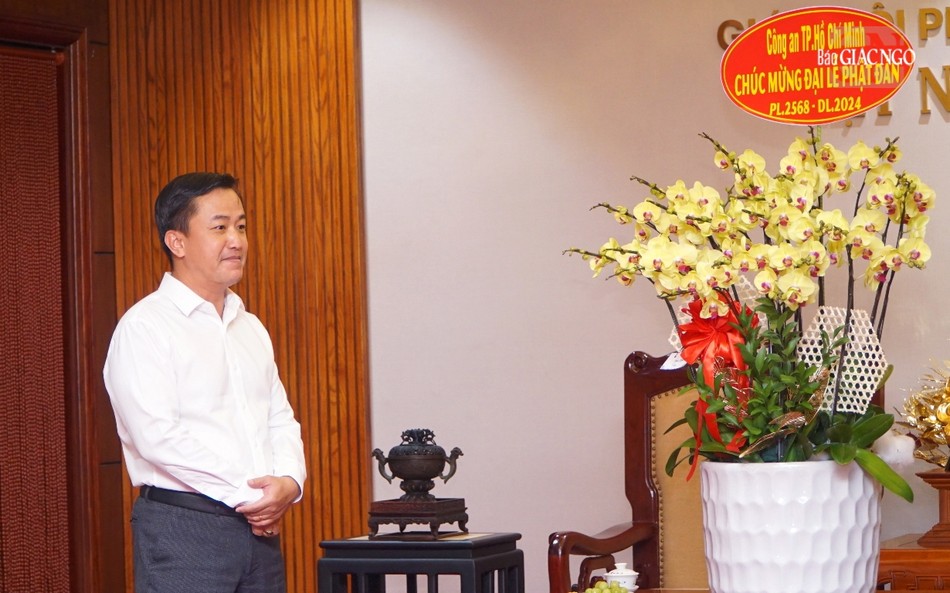 Đại tá Bùi Công Tú chúc mừng Phật đản đến chư tôn đức Ban Trị sự TP.HCM Đại tá Bùi Công Tú chúc mừng Phật đản đến chư tôn đức Ban Trị sự TP.HCM