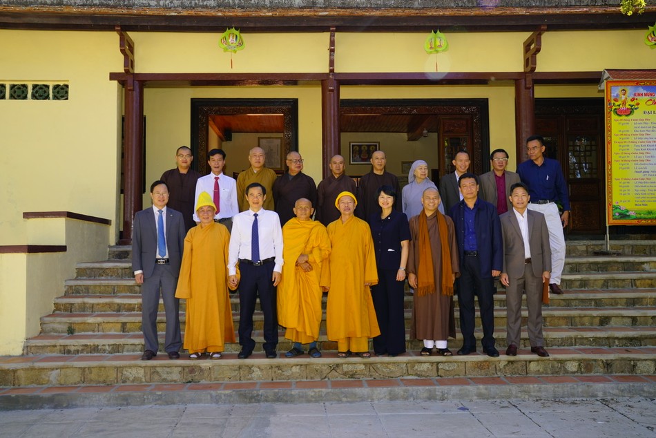 Chụp ảnh lưu niệm trước thềm Đại lễ Phật đản Chụp ảnh lưu niệm trước thềm Đại lễ Phật đản