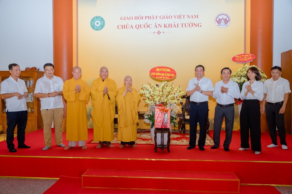 Trung tướng Lê Hồng Nam, Giám đốc Công an TP.HCM chúc mừng Phật đản đến Trưởng lão Hòa thượng Chủ tịch Hội đồng Trị sự Trung tướng Lê Hồng Nam, Giám đốc Công an TP.HCM chúc mừng Phật đản đến Trưởng lão Hòa thượng Chủ tịch Hội đồng Trị sự