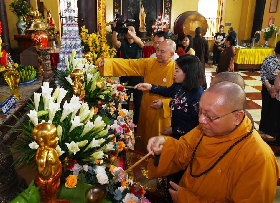 Chư tôn đức và lãnh đạo Thành ủy TP.Hà Nội thực hiện Tắm Phật theo truyền thống Chư tôn đức và lãnh đạo Thành ủy TP.Hà Nội thực hiện Tắm Phật theo truyền thống