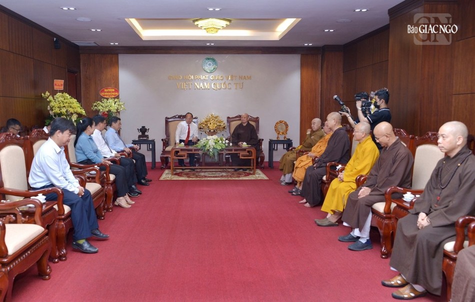 Quang cảnh buổi tiếp thân mật phái đoàn lãnh đạo Thành ủy TP.HCM tại Việt Nam Quốc Tự Quang cảnh buổi tiếp thân mật phái đoàn lãnh đạo Thành ủy TP.HCM tại Việt Nam Quốc Tự