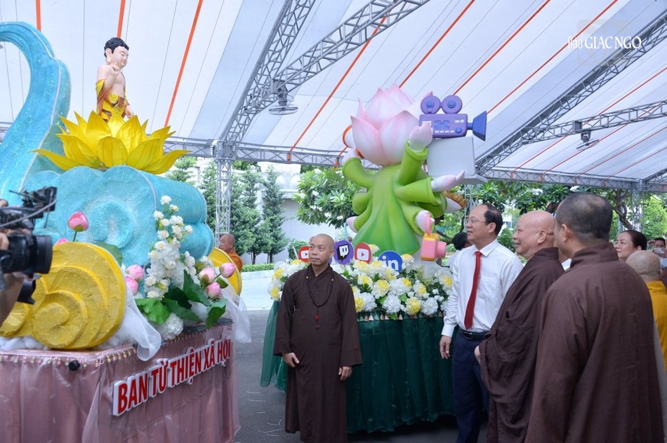 Phái đoàn thăm các kiệu hoa tập trung tại Việt Nam Quốc Tự Phái đoàn thăm các kiệu hoa tập trung tại Việt Nam Quốc Tự