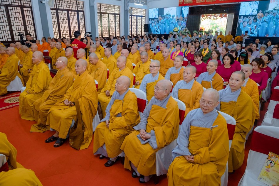 Chư tôn đức Tăng Ni, quý quan khách tham dự Chư tôn đức Tăng Ni, quý quan khách tham dự