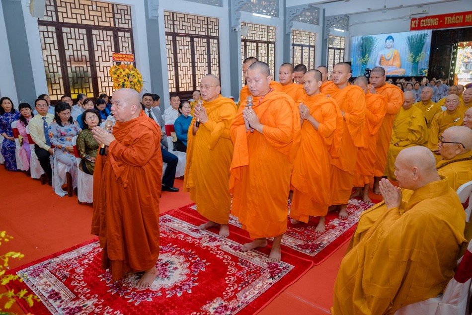 Hòa thượng Thích Thiện Tâm chủ trì khóa lễ theo nghi thức Phật giáo Nam tông Hòa thượng Thích Thiện Tâm chủ trì khóa lễ theo nghi thức Phật giáo Nam tông