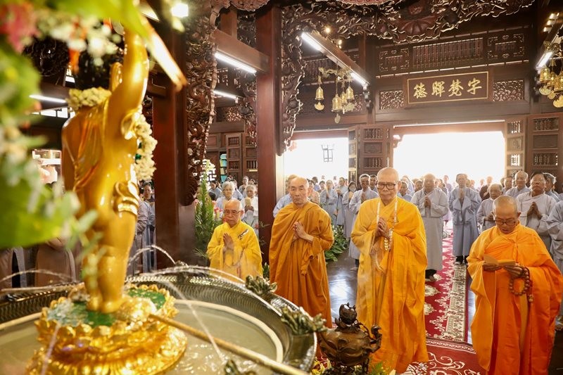 Chư tôn giáo phẩm, Tăng Ni cùng toàn thể hội chúng đã trang nghiêm cử hành nghi thức khai kinh Chư tôn giáo phẩm, Tăng Ni cùng toàn thể hội chúng đã trang nghiêm cử hành nghi thức khai kinh