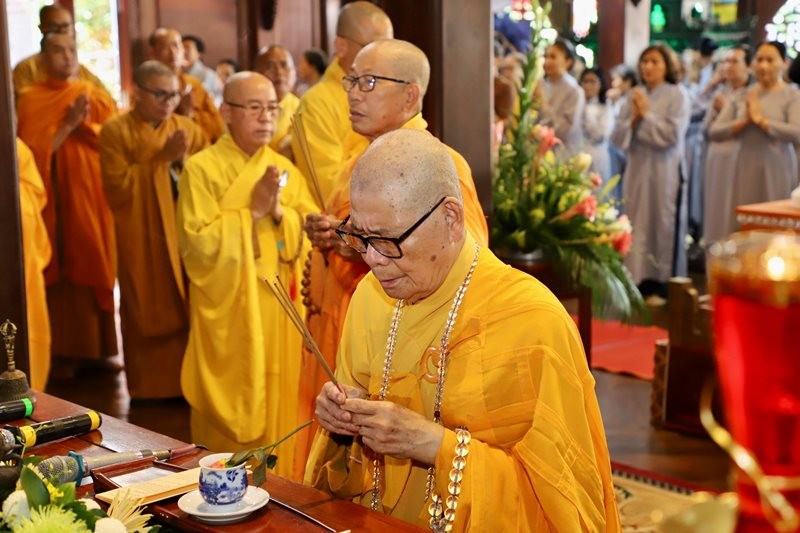 Hòa thượng Thích Châu Quang niêm hương Tam bảo Hòa thượng Thích Châu Quang niêm hương Tam bảo