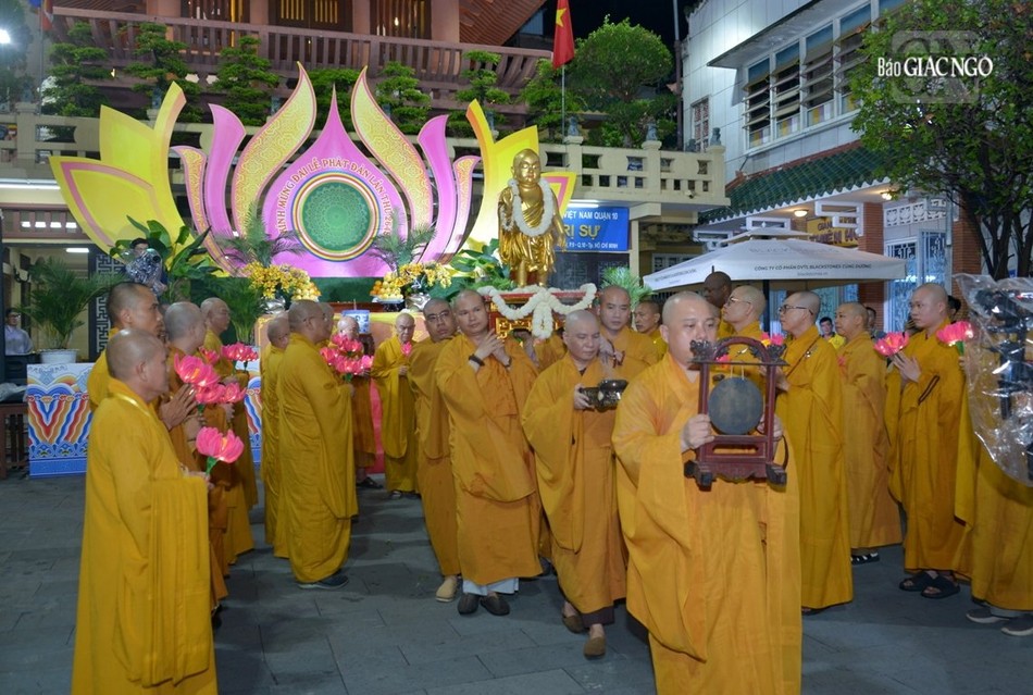 Kiệu Đức Phật đản sinh được cung rước rời tổ đình Ấn Quang