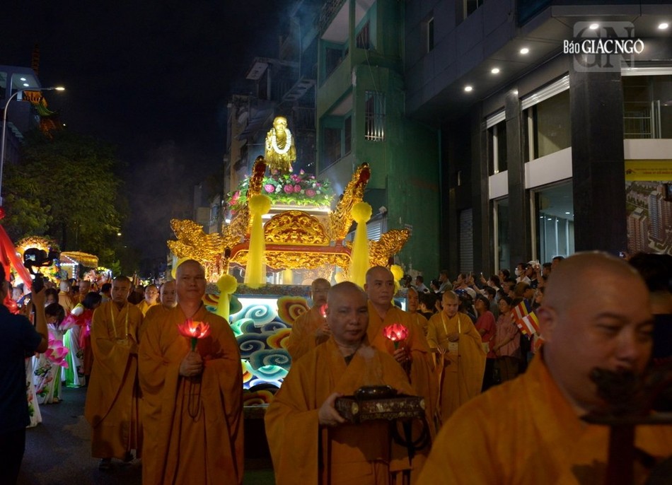 Đoàn chư Tăng Ban Nghi lễ dẫn đoàn cung rước kiệu Đức Phật đản sinh