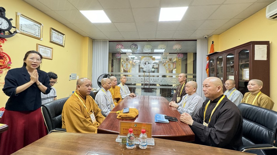 bà Quỳnh Thư trình kịch bản đêm nghệ thuật &quot;Thuyền từ qua bến giác&quot;