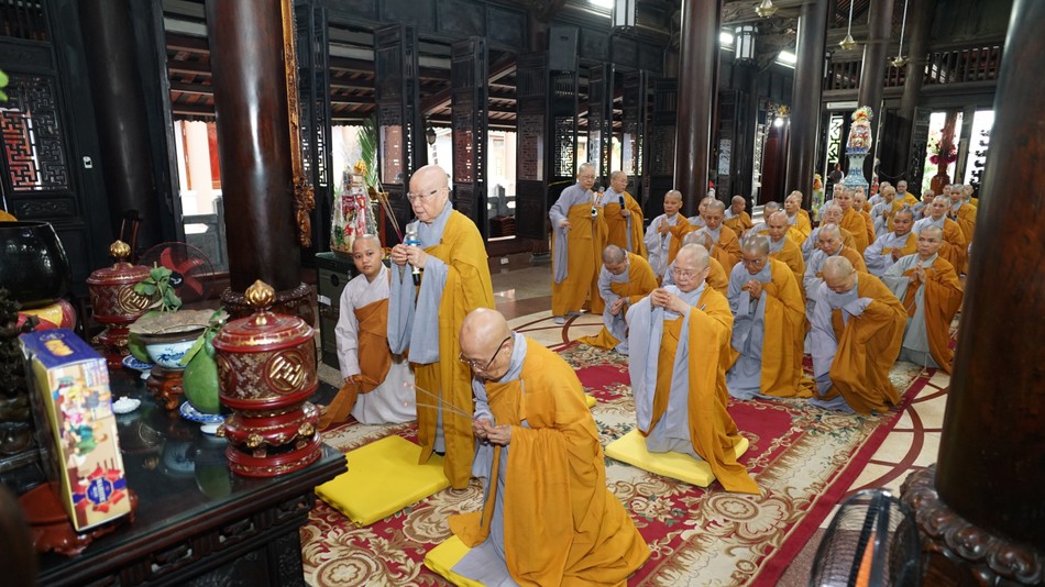 Chư Ni niêm hương bạch Phật Chư Ni niêm hương bạch Phật