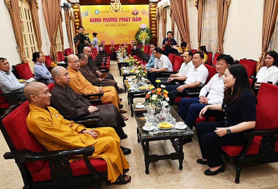 Bà Vũ Thị Hiền Hạnh thăm hỏi sức khỏe chư tôn đức lãnh đạo GHPGVN Bà Vũ Thị Hiền Hạnh thăm hỏi sức khỏe chư tôn đức lãnh đạo GHPGVN