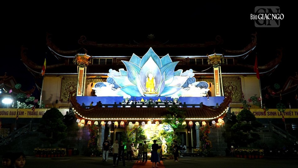 Lễ đài kính mừng Phật đản của Phật giáo TP.HCM tại Việt Nam Quốc Tự